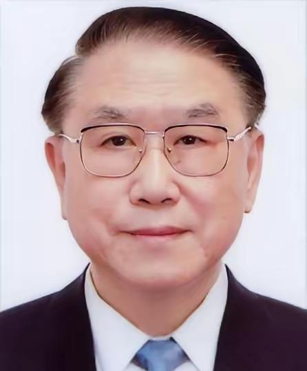 他55岁任林业部部长。首次出台全国限额采伐、林业基金制度。61岁任天津市委书记，