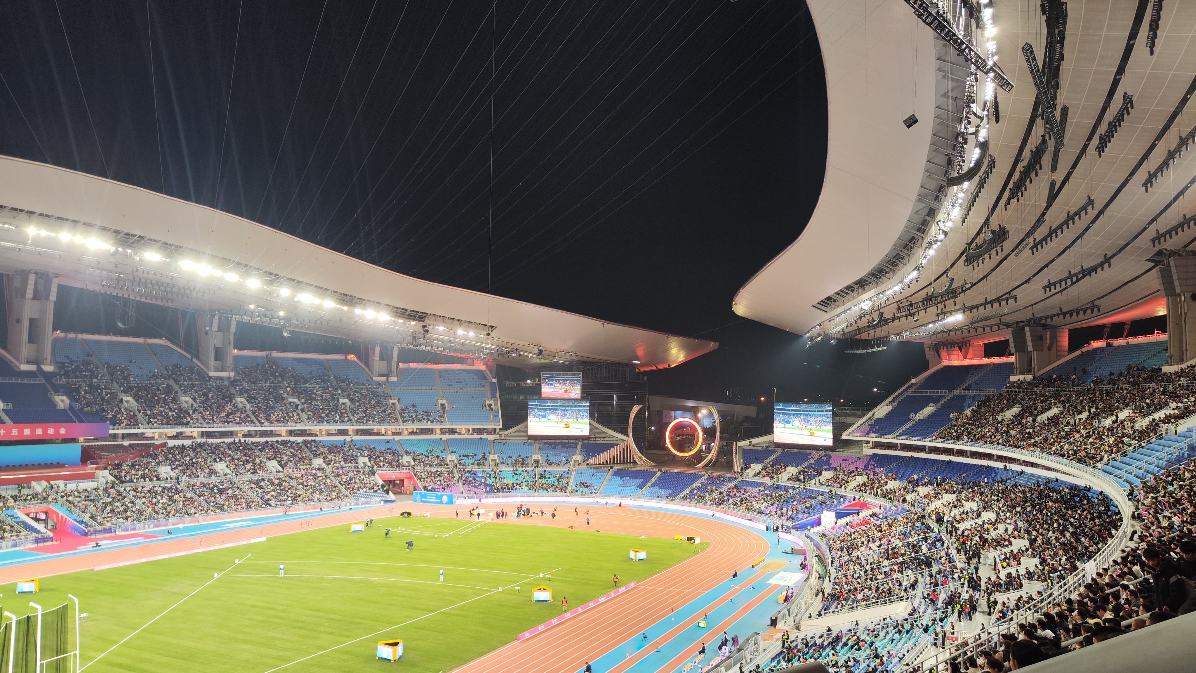 网球项目终于忙完了，来隔壁奥体当个气氛组吧