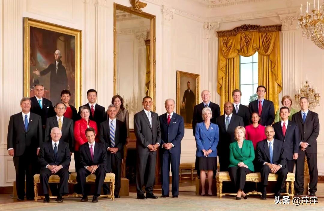 这是2009年9月10日奥巴马首届内阁在白宫东厅的官方合影。此时内阁成员已全部到