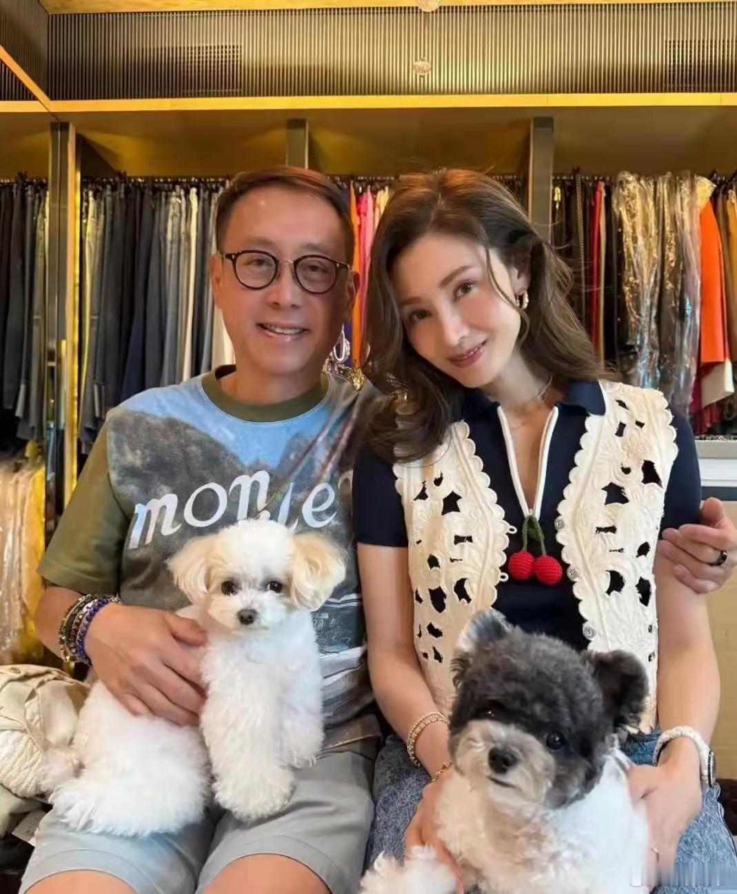 李嘉欣许晋亨七夕晒照！两人并肩怀抱小狗爱意满屏，合影后面衣橱暴露豪门生活！ ​​