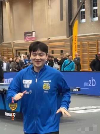 赢球后飞奔找娘家人的小胖，
真的可爱到心巴上！愿这份温柔与锋芒，一直闪耀赛场🏓