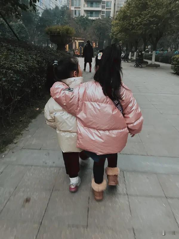 迷茫时有人陪伴，那感觉就像在黑暗中突然有了光。生活里谁都有低落迷茫的时候，可能是