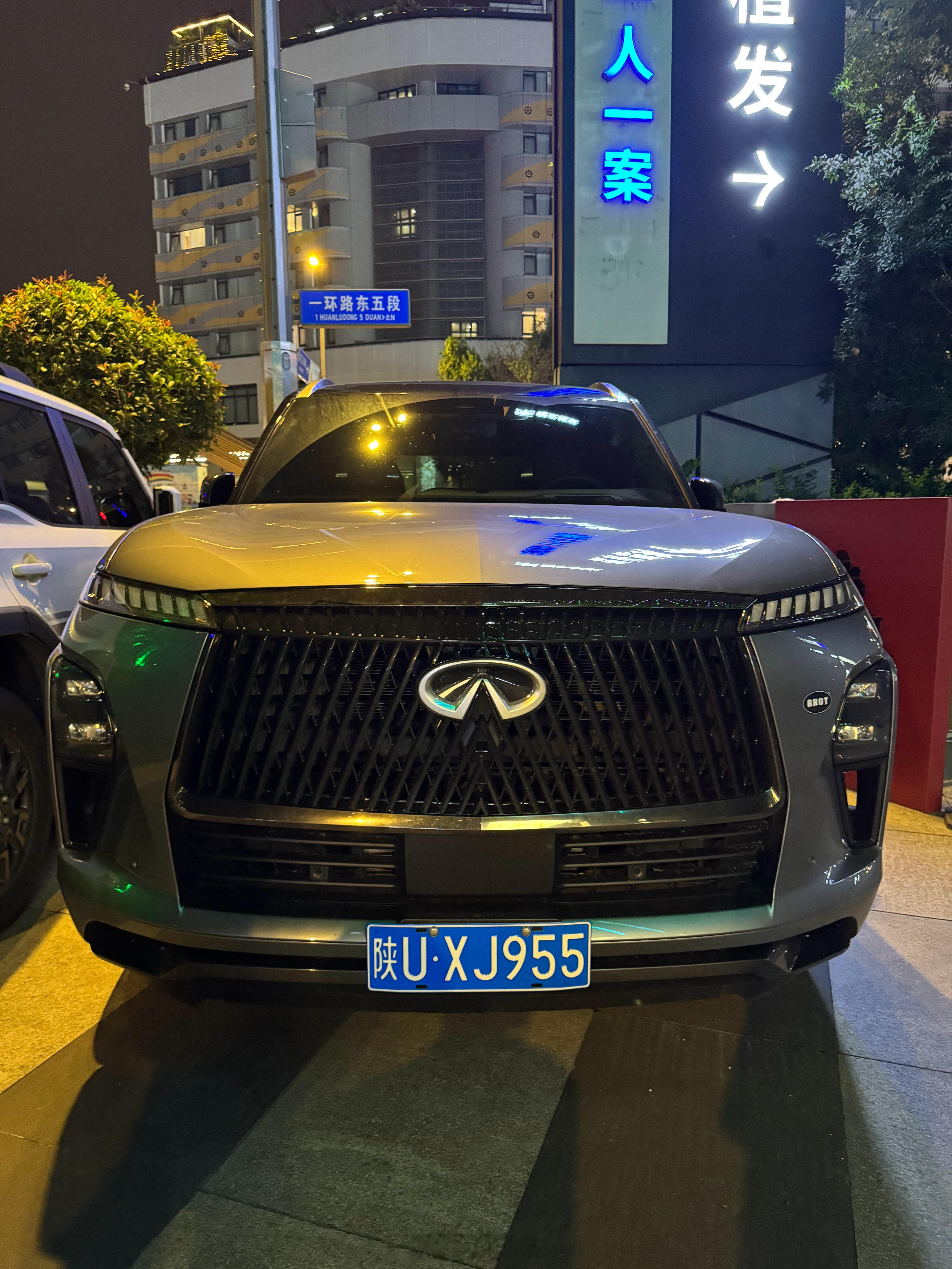 第一次见野生的新QX80～很冷门很霸气[馋嘴][馋嘴]英菲尼迪qx80 ​​​