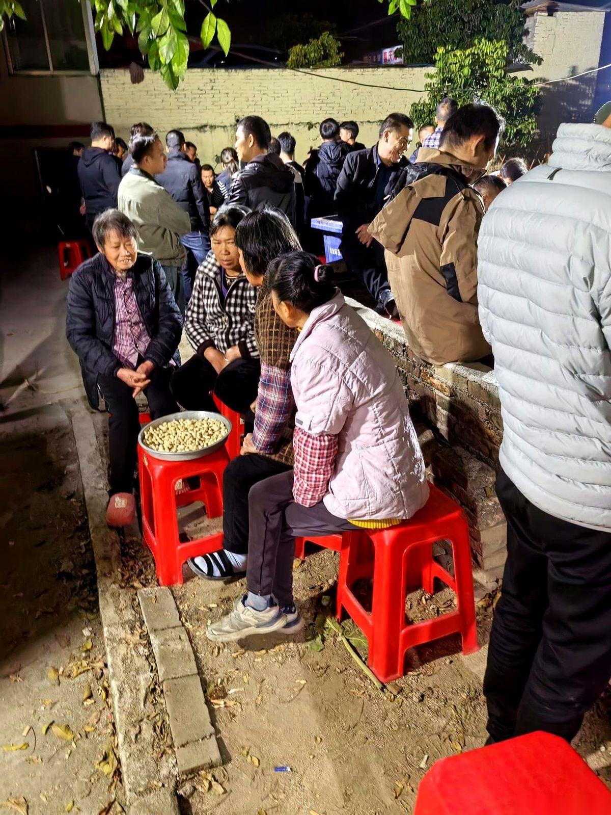 广东清远有个风俗，说出来你可能觉得有点怪。
村里只要有人走了，灵堂里家属正哭着，