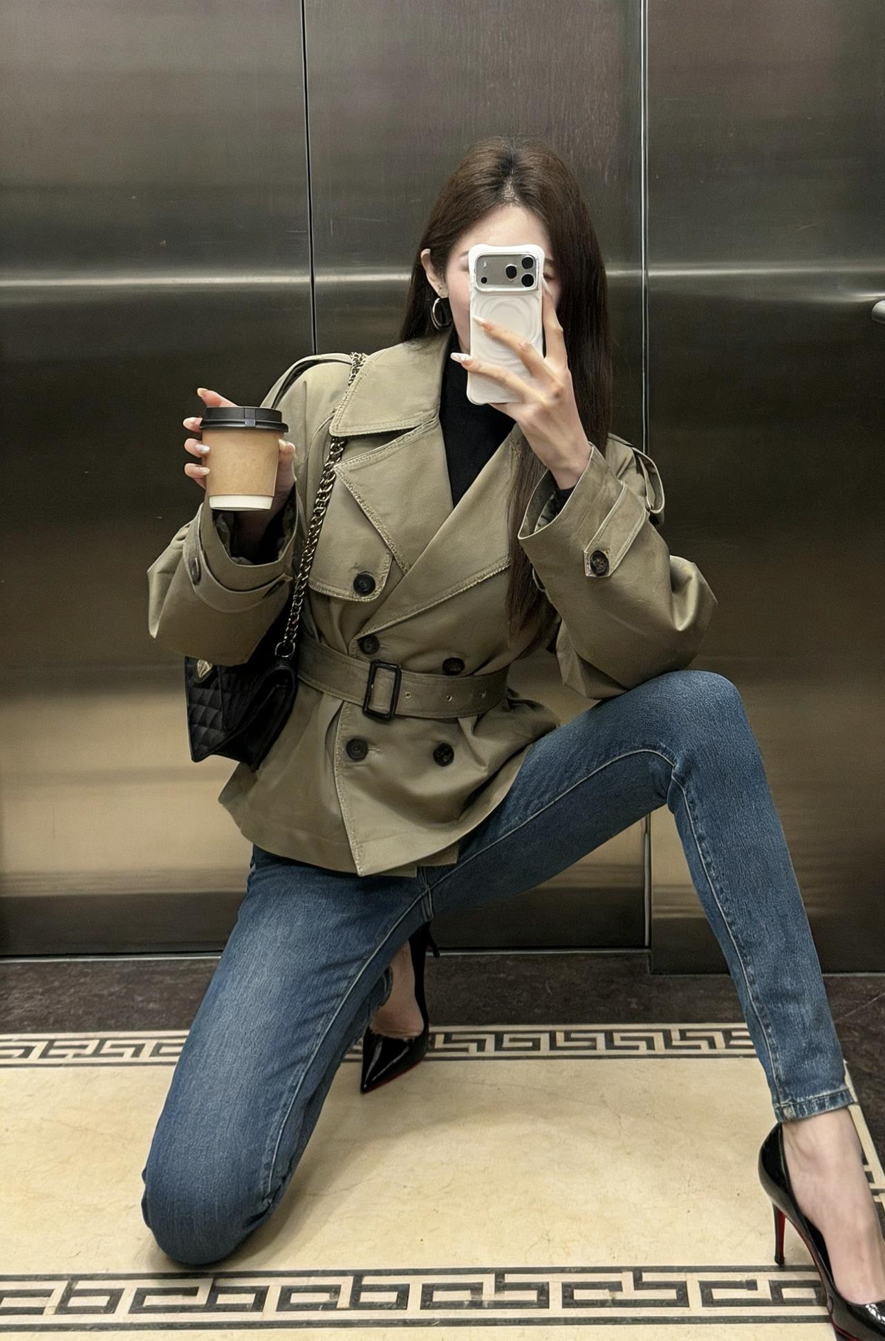 今日穿搭是干练又不失精致的轻熟风，整体风格利落又有细节感：

• 上衣：卡其色短