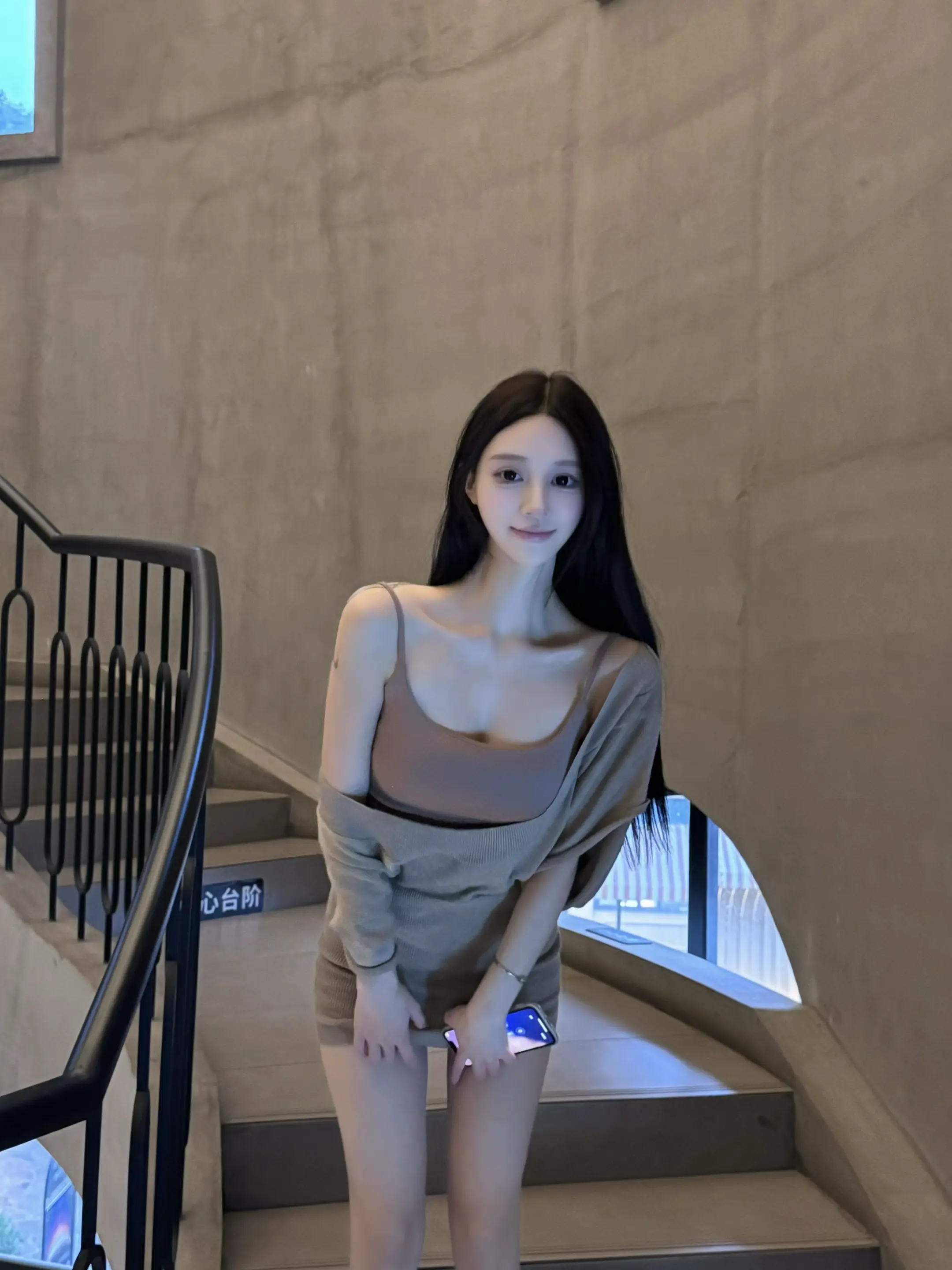 她好像知道我在拍她。