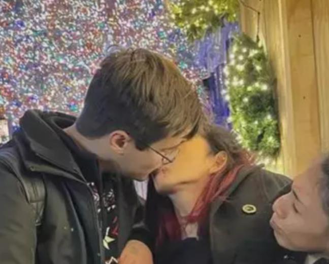 墨西哥一对连体双胞胎共享身体长达22年，姐姐交了男友后，碍于生理因素，她每次与男