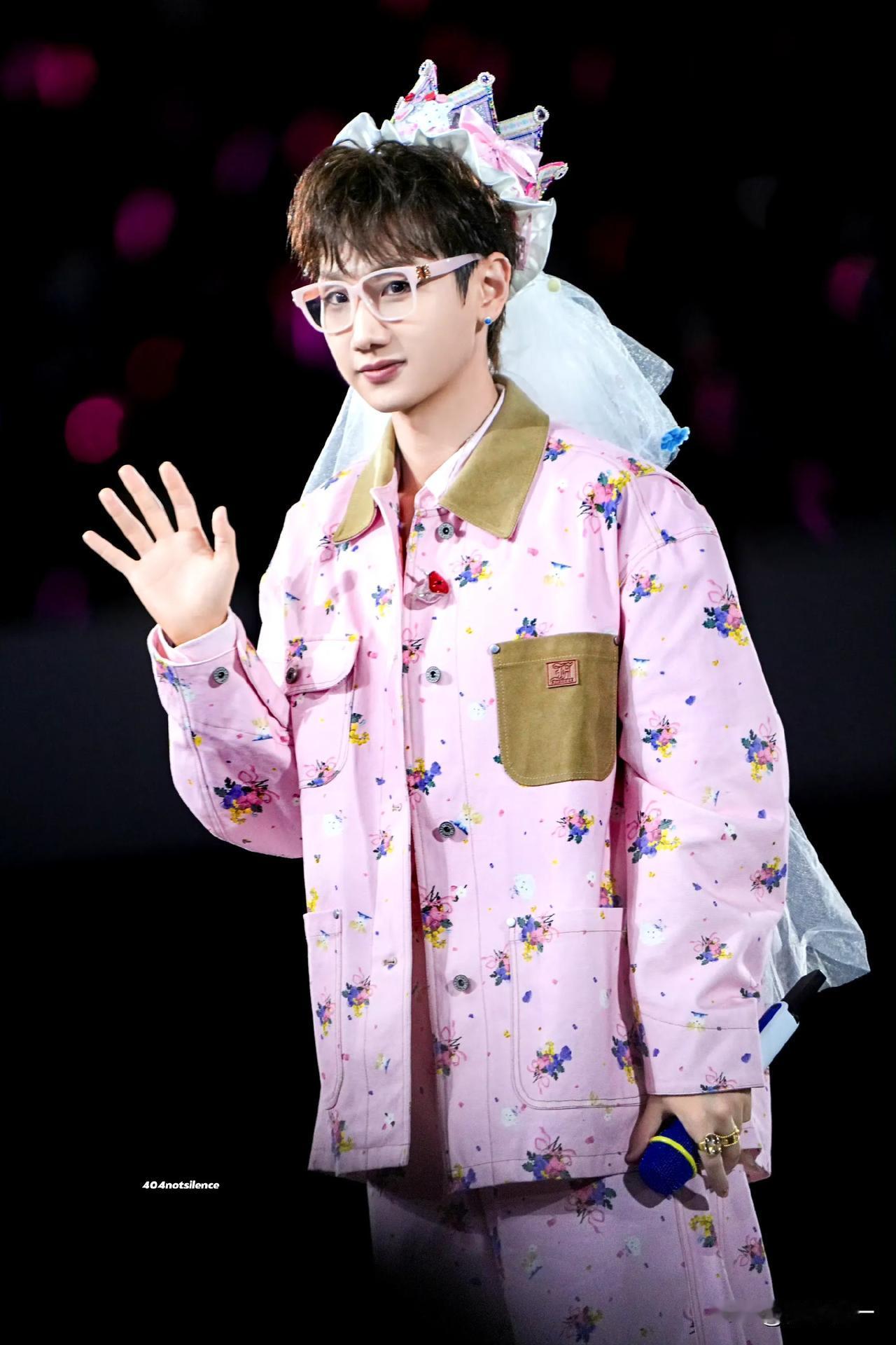 现在有一个现象
就是会把男艺人称为“公主”
看见汪苏泷演唱会词条一点进去就被带着