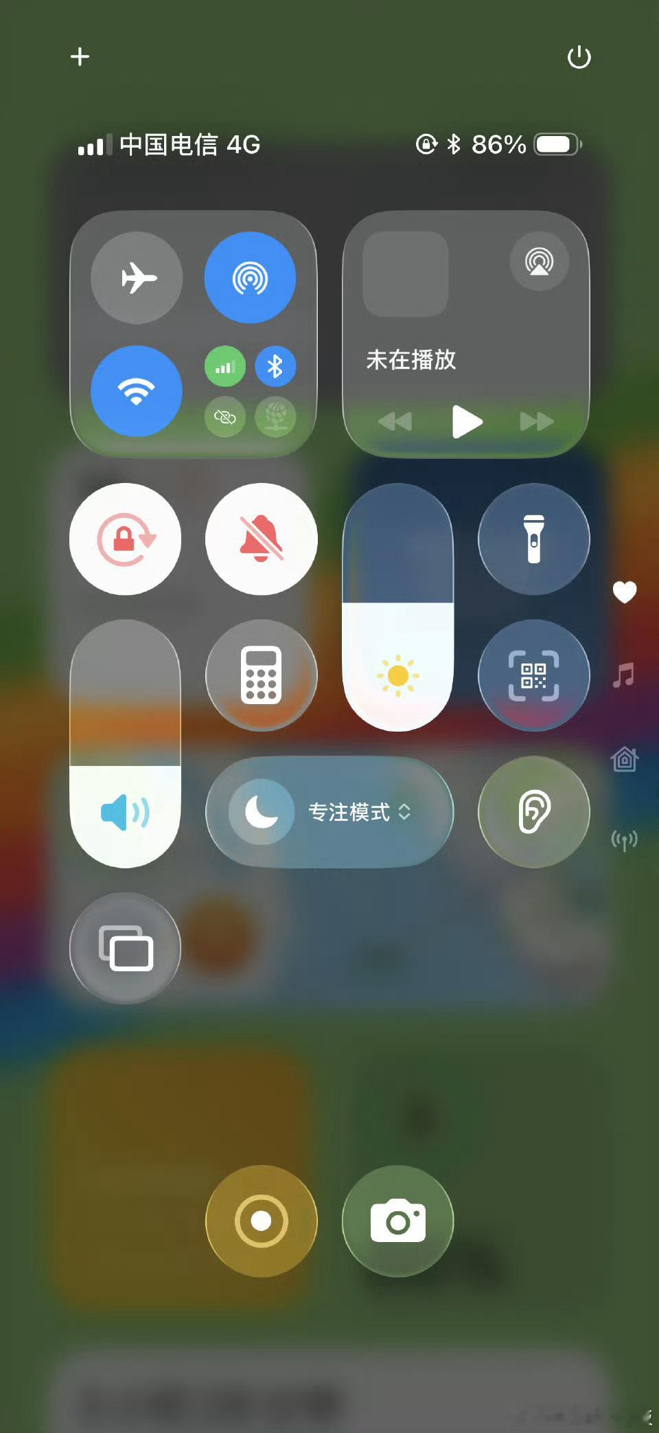 iOS26 丑 以前iOS 7扁平化设计出来时，大家也一顿吐槽，后来不也成了经典