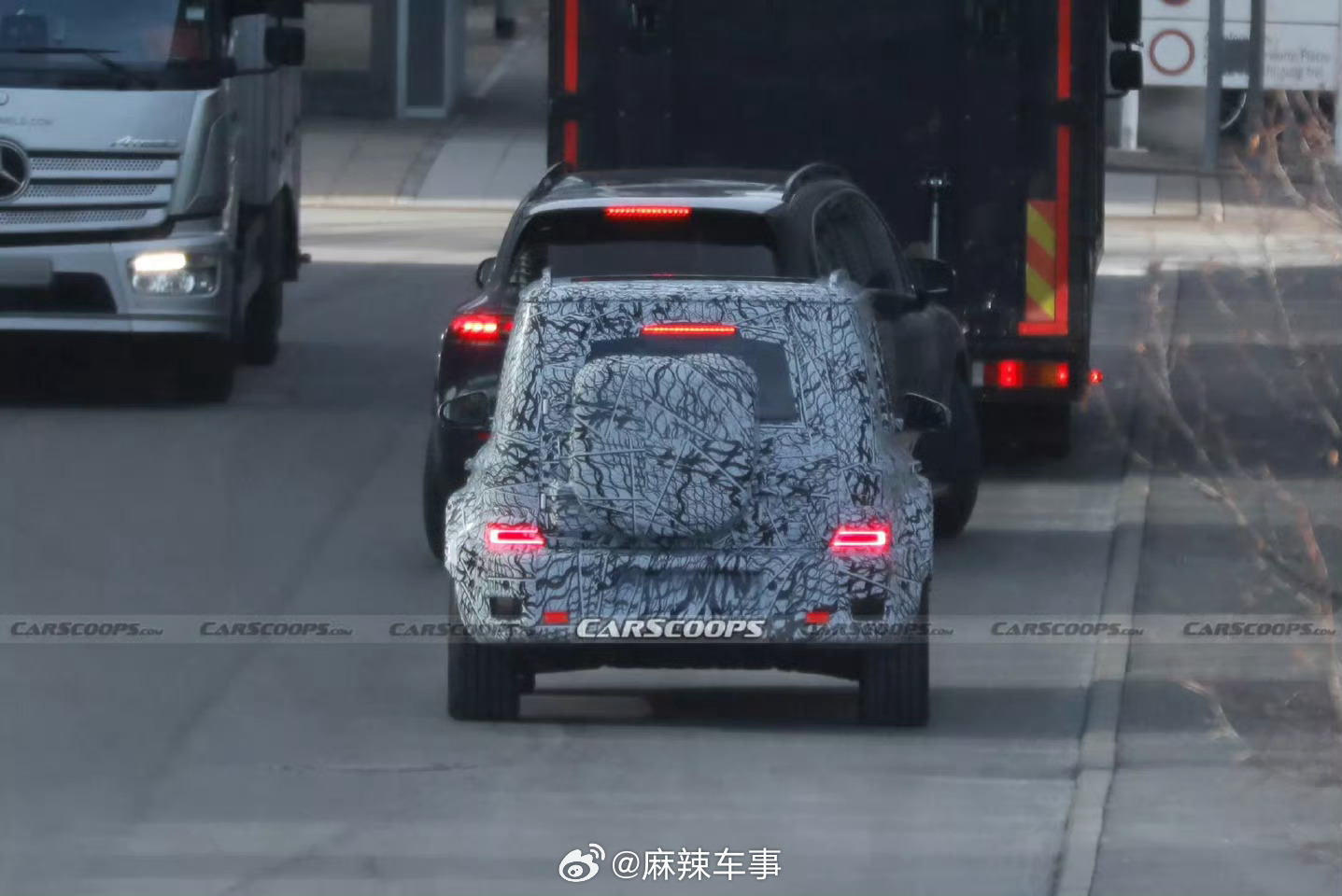 奔驰全新SUV谍照。方盒子造型，大概率是之前说的小G。底盘不高，预计是承载式车身