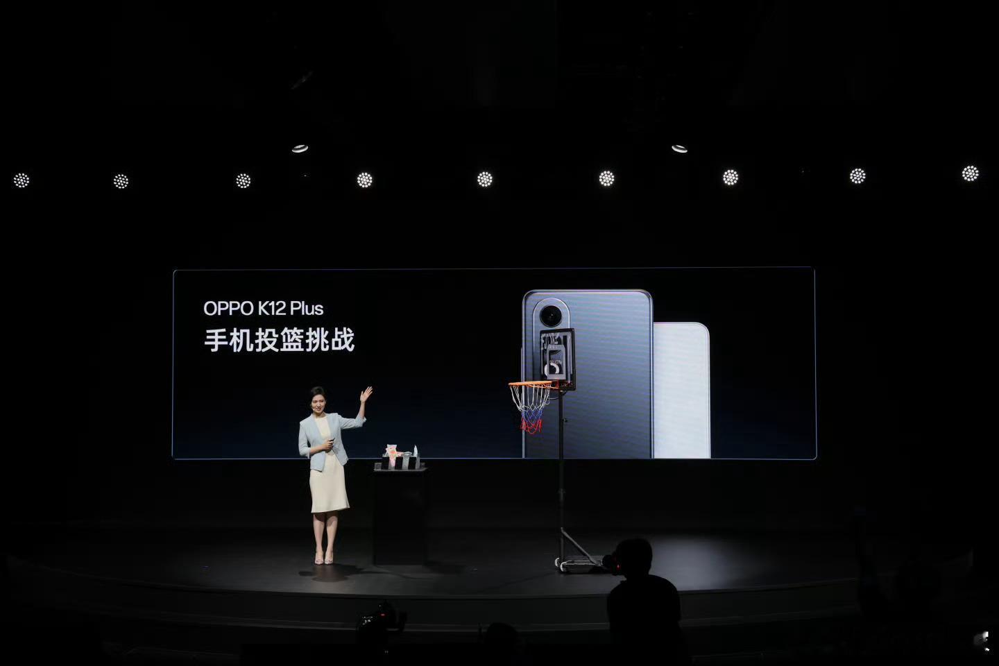 在发布会上，用#OPPO K12 Plus#投篮，来检测手机的耐摔性，还有冰冻手