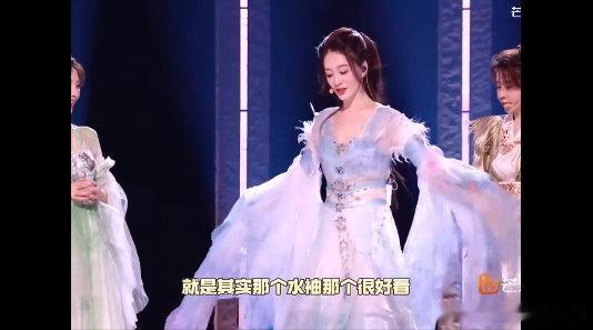 李小冉水袖舞李小冉跳水袖舞浪姐直播身姿曼妙舞步优雅，李小冉驾驭水袖舞得心应手，长