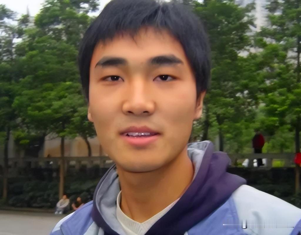 “每月就给我500块，资助不起装什么孙子！”2006年，贫困大学生向海清向媒体怒