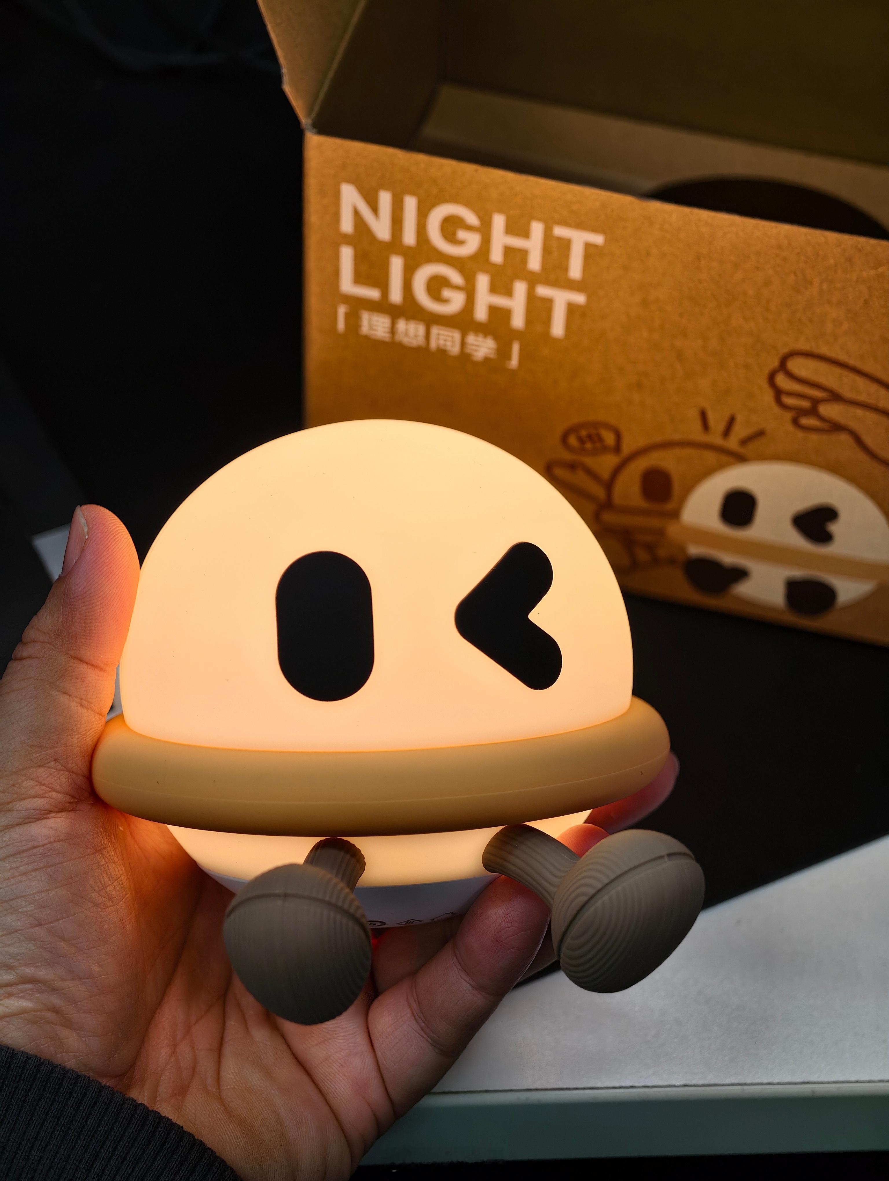 理想同学拍拍灯太可爱了，硅胶材质软软的，手感很好，内含电池，有两档亮度。放儿子床