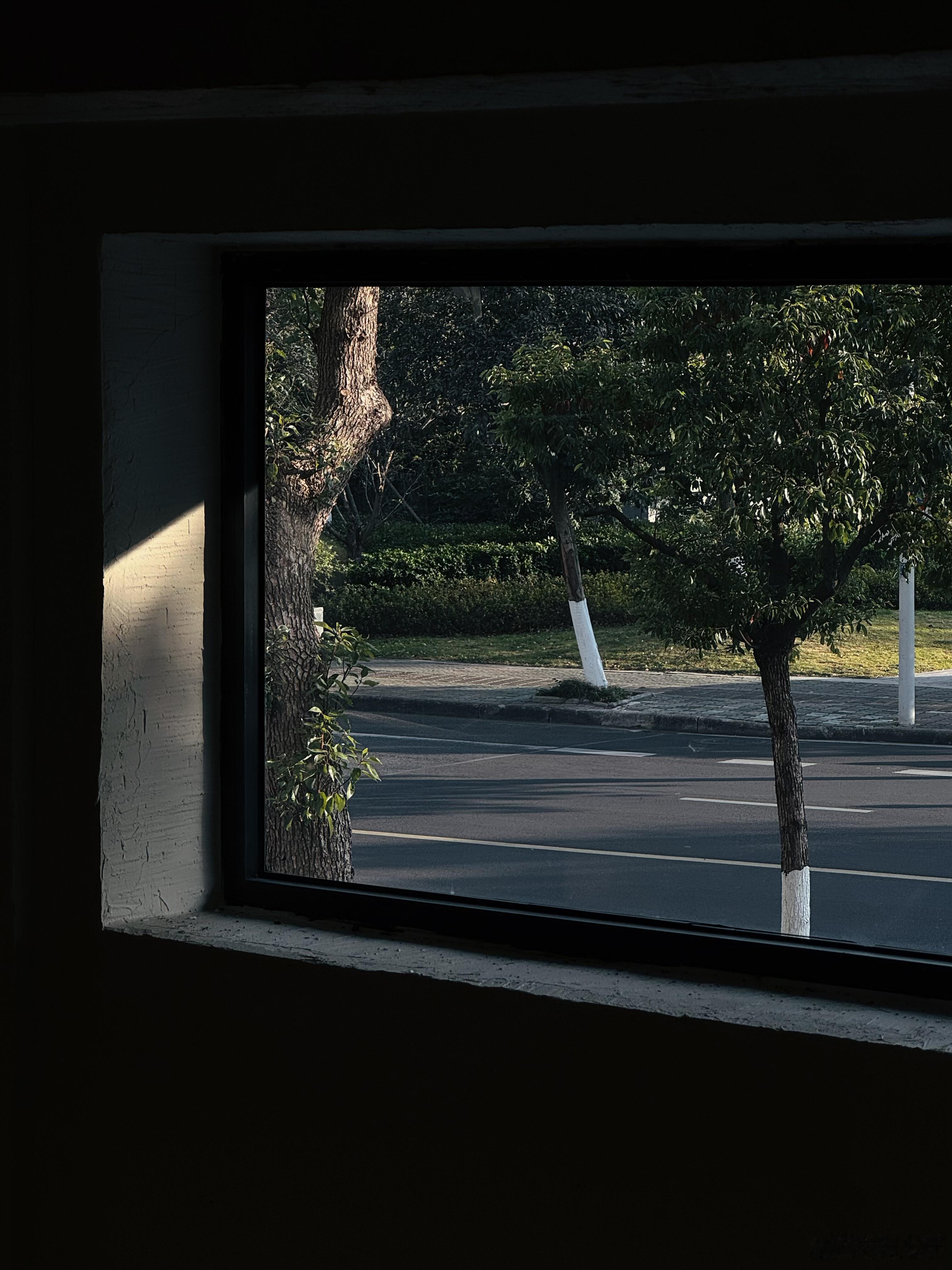 恋爱的本质是一种感情交换，而婚姻的本质是一种价值交换。谈恋爱的时候只需要凭感觉就