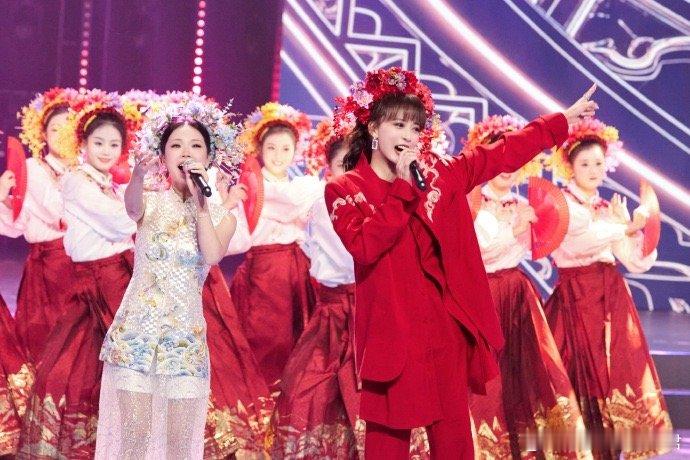 姬天语 春晚闽南歌唱出两岸同心 非遗簪花摇曳生姿，新中式典雅大气，闽南歌热情真挚
