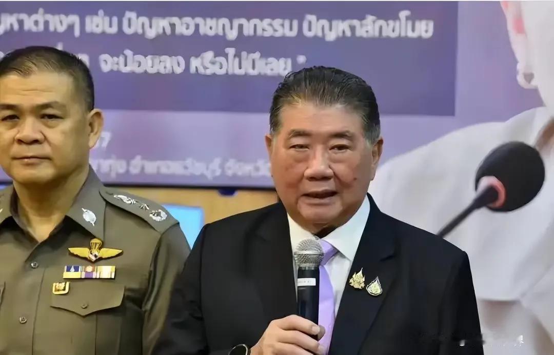 泰国前总理他信24号发了条文，先谢了想调解的国家，末了补一句“得让军方给洪森点教