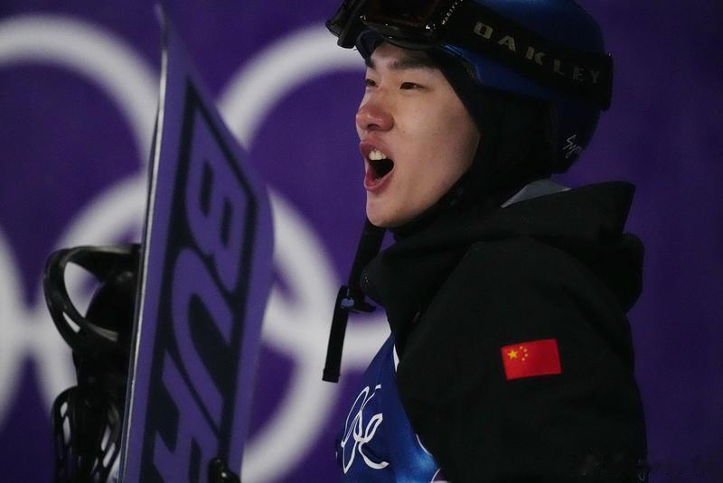 苏翊鸣说唯一一次拼的机会了为苏翊鸣加油涉险晋级后，卫冕冠军苏翊鸣说，他把最终实现