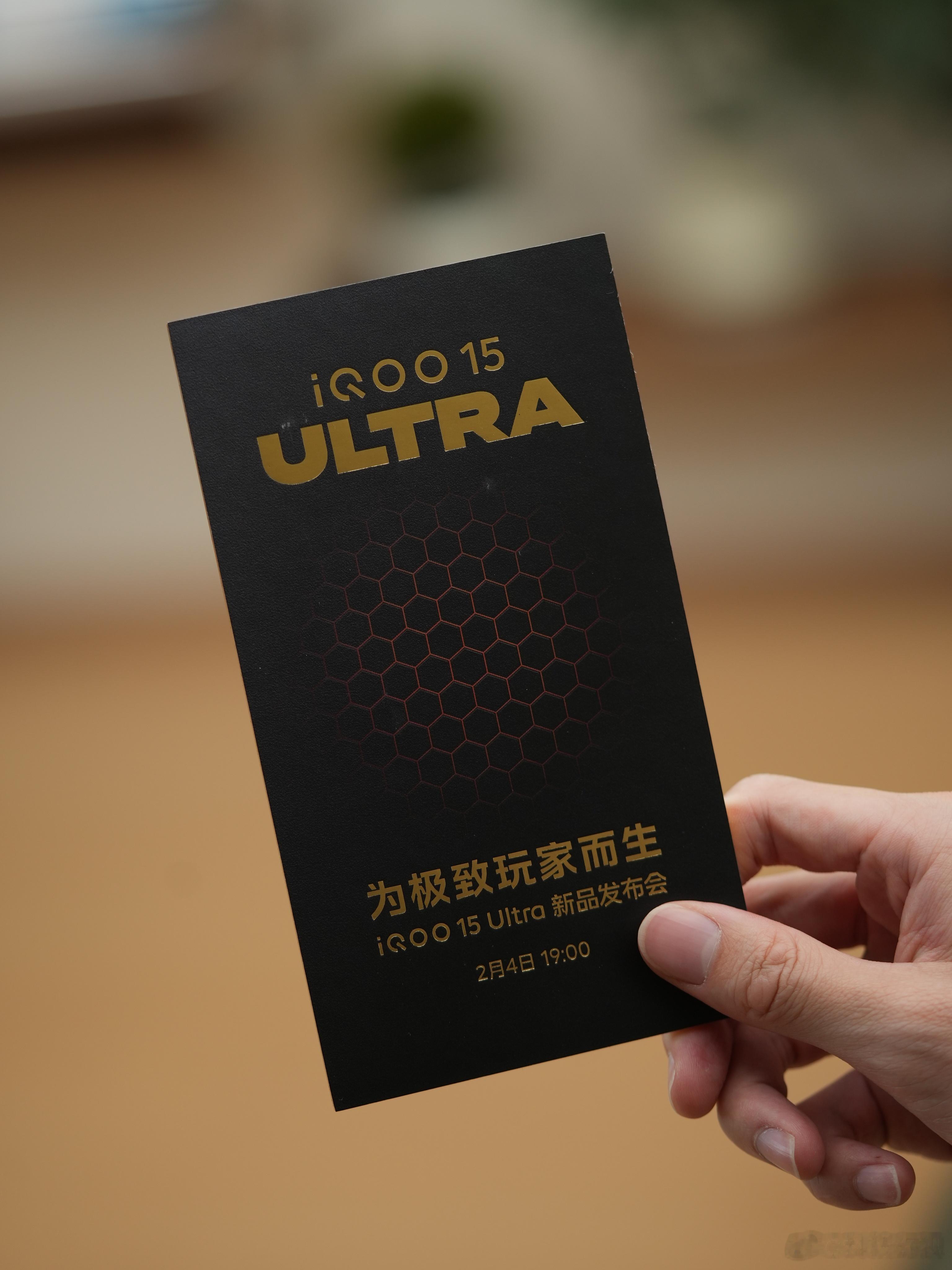 iQOO 15 Ultra的邀请函到了，便携的直播工具，手机支架，补光灯，还有麦