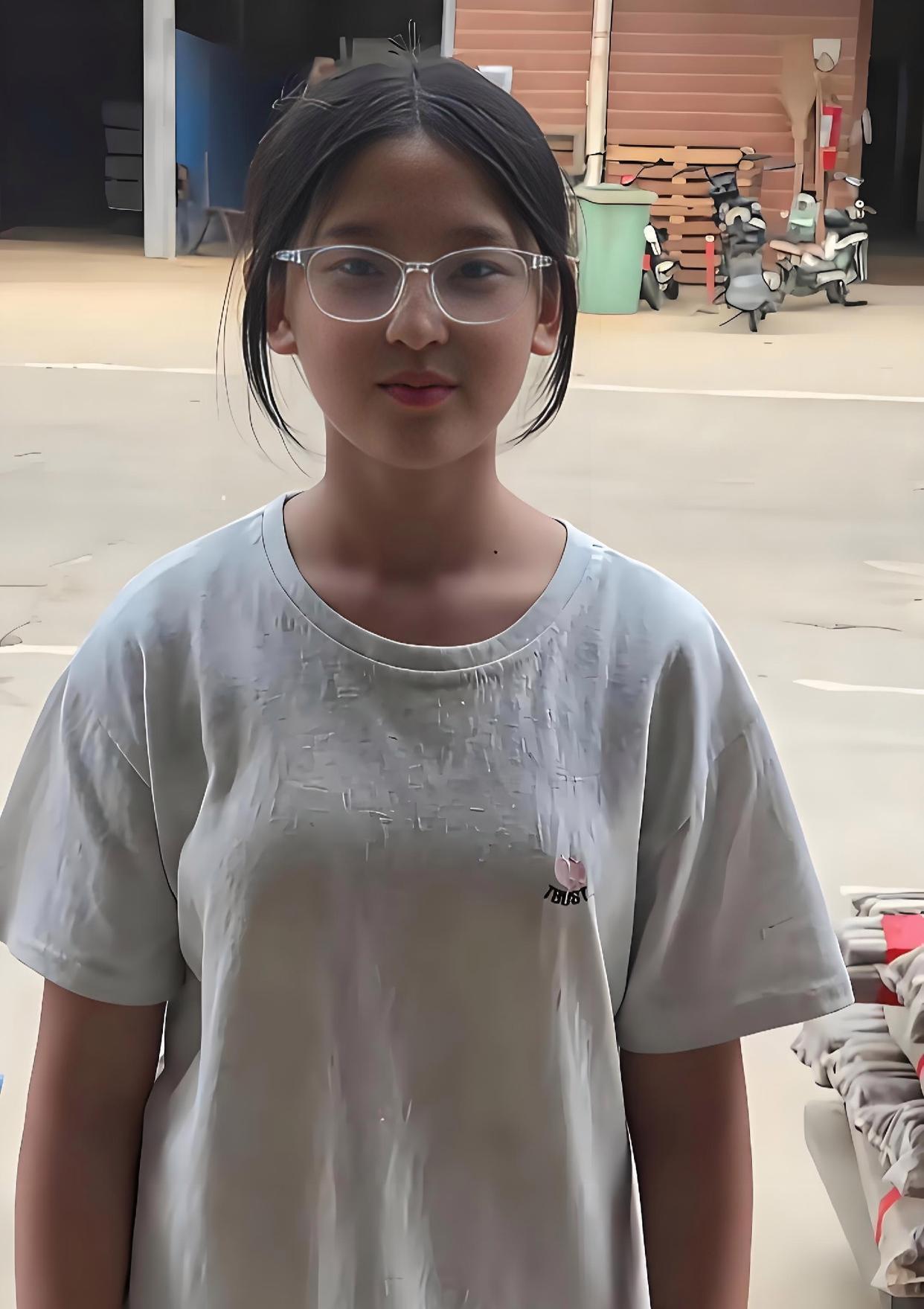 刚看到这个戴细框眼镜的小姑娘