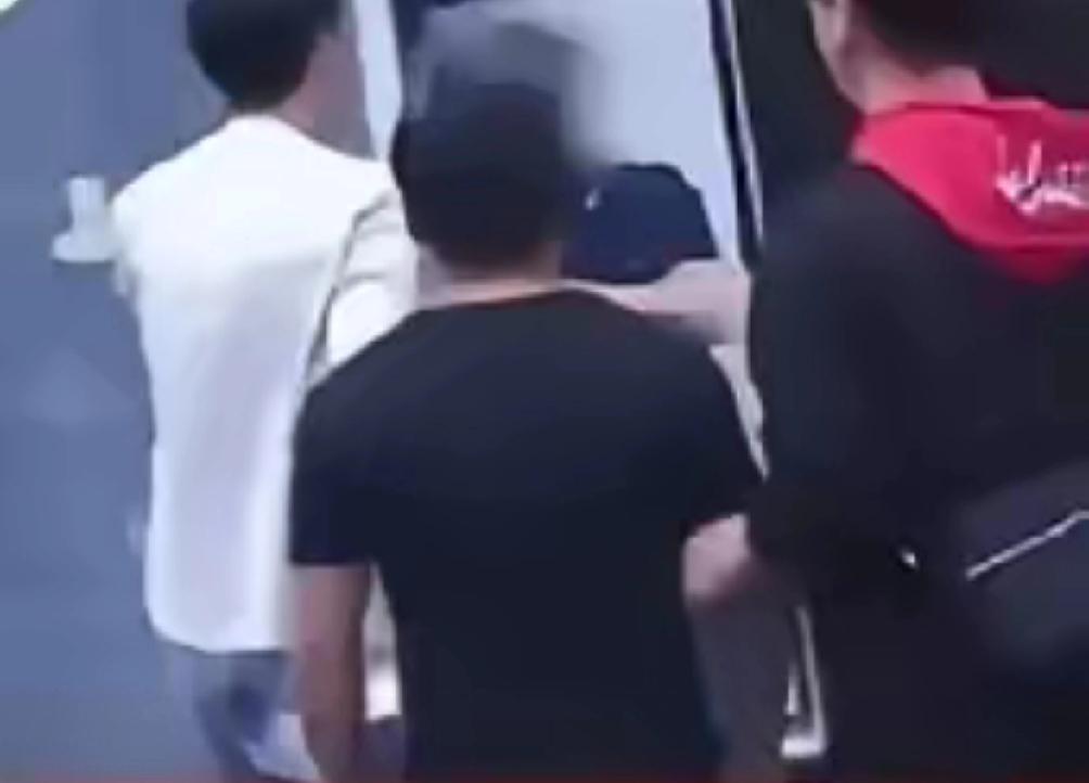 男子付了十四万，把二手轿车开回家，洗车时发现后备箱锁扣不对劲，撬开后见夹层里塞着