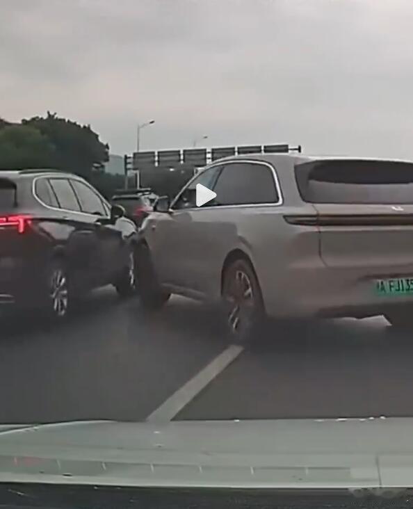 看起来，是一辆理想L7？不太清楚车内发生了什么，只知道是智驾开启的状态，因为小蓝