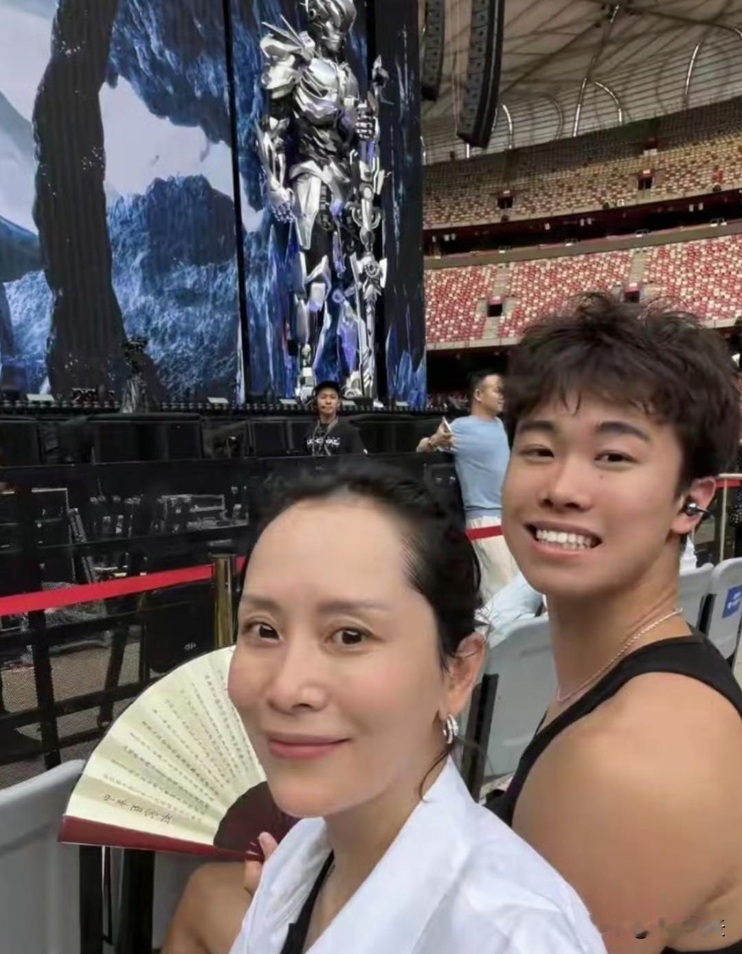 海清儿子演唱会近照太惊艳！1米9个头+6块腹肌，这下颌线随妈随得明明白白