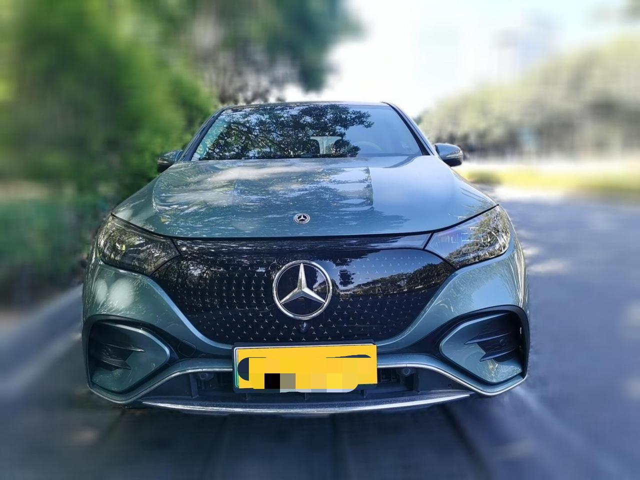 奔驰EQ系列，本应成为国产新能源的强劲对手；
但实际却为国产新能源的成功作出了最