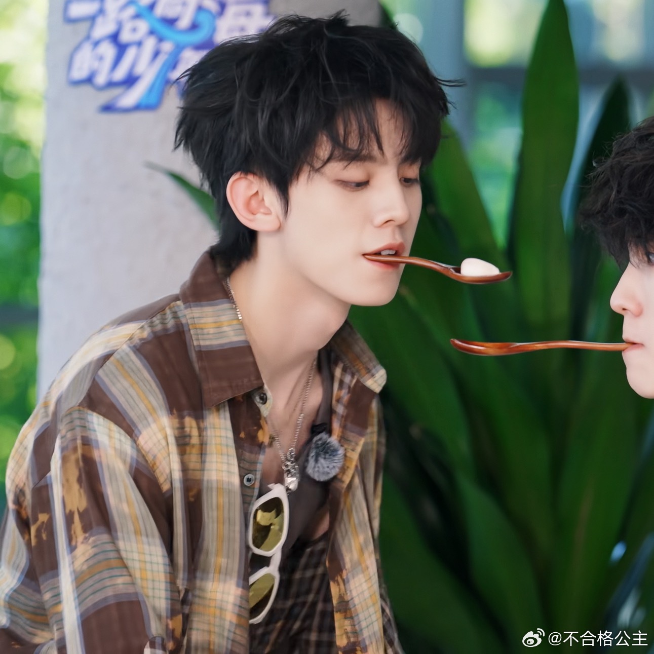 她叼勺子还用兔牙我真的，，，，兔牙兔牙兔牙