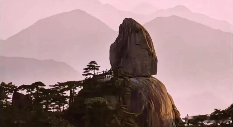 红楼梦的第一个“假语村言”是什么呢？
当然首推开卷的“楔子”了。甚至可以说，楔子