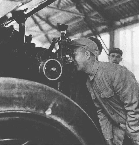 1961年5月8日，徐向前元帅视察南京军区炮兵某部，在检查5连副班长钟保如不用瞄