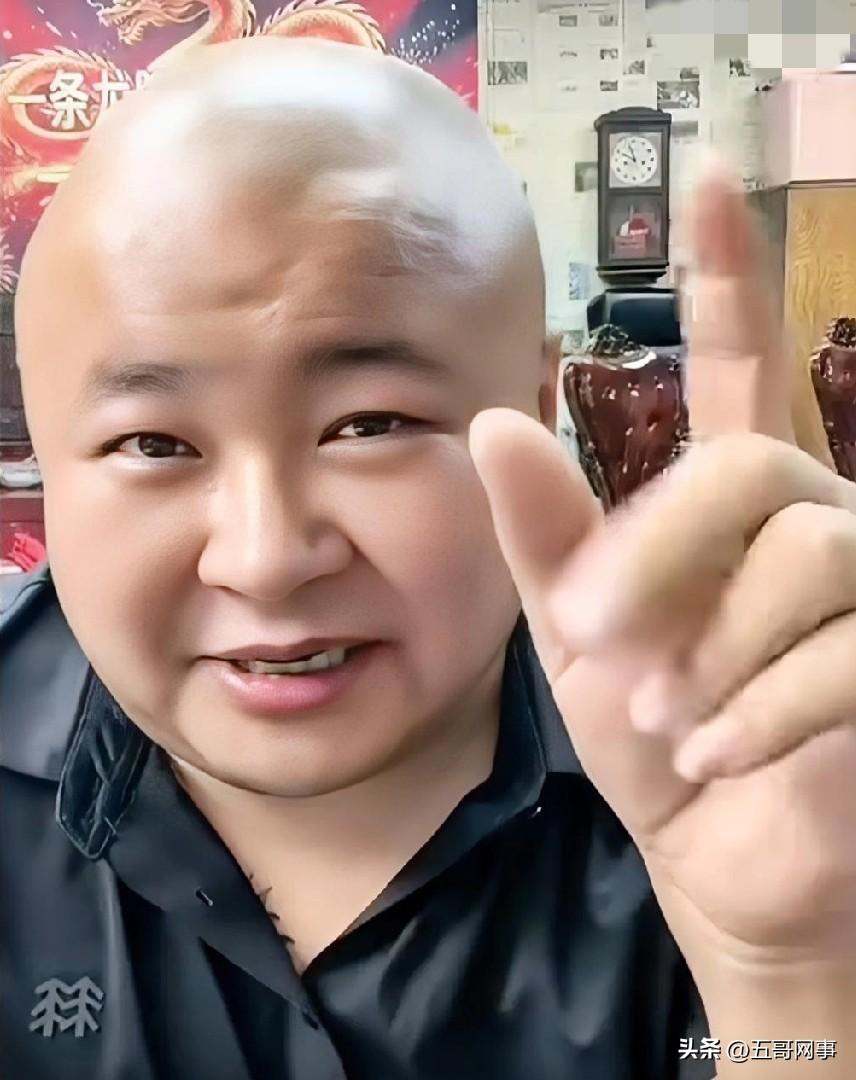 老狗吐槽二驴大舞台黄错在太有格局，净整一些没用的人上去，应该让我和阿厦做主持，每