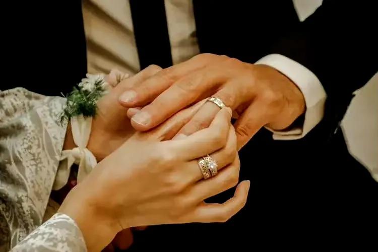 果然，这一代年轻人不会轻易交智商税。突然发现，现在的年轻人越来越聪明，而浪漫经济