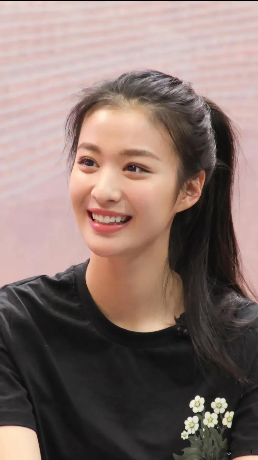 王楚然春晚20秒镜头破2亿阅读量王楚然会唱歌，又会跳舞，还会演戏，多才多艺。上春