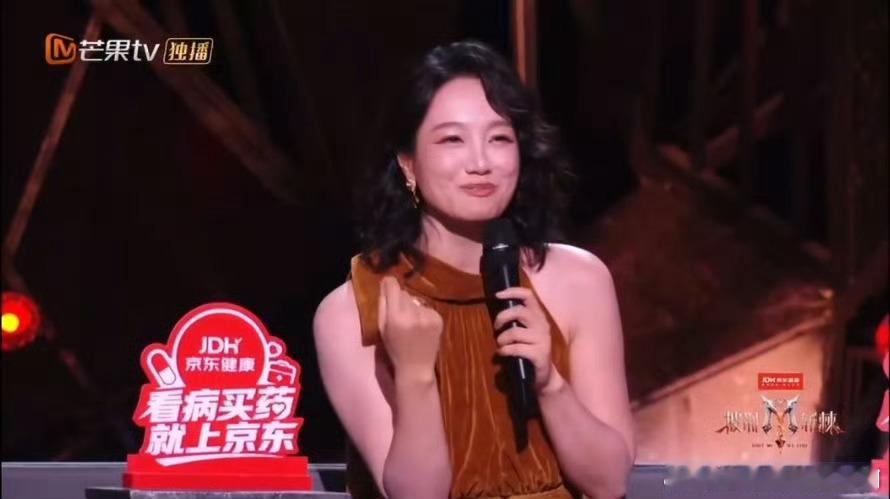 朱丹夸张彬彬懂得释放舞台魅力朱丹越夸越起劲，张彬彬越听越害羞，脸肉眼可见地红透，