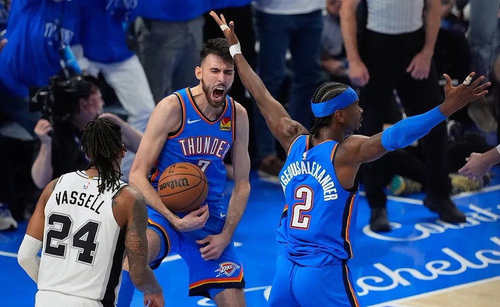 NBA季后赛西决G2，雷霆今日主场122-113战胜马刺，系列赛大比分1-1平。