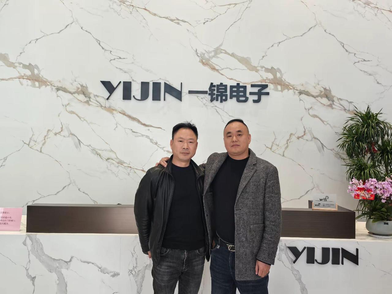 从小一起到大的堂弟，碰到一起还是小时候的情意！