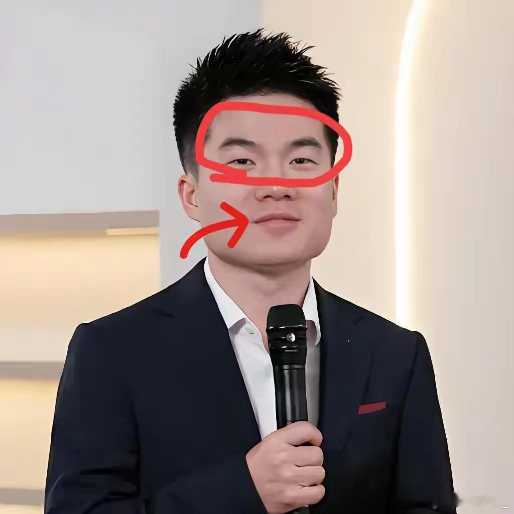 我有个朋友会看点面相他没见过董宇辉真人但刷到照片时突然跟我说：这小伙眉毛生得齐整