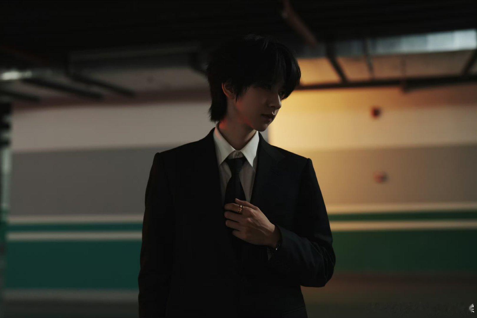 贺峻霖贺峻霖西装自拍小宝咋这么会拍！！！！太帅啦，答辩顺利！！！ 贺峻霖西装忧郁