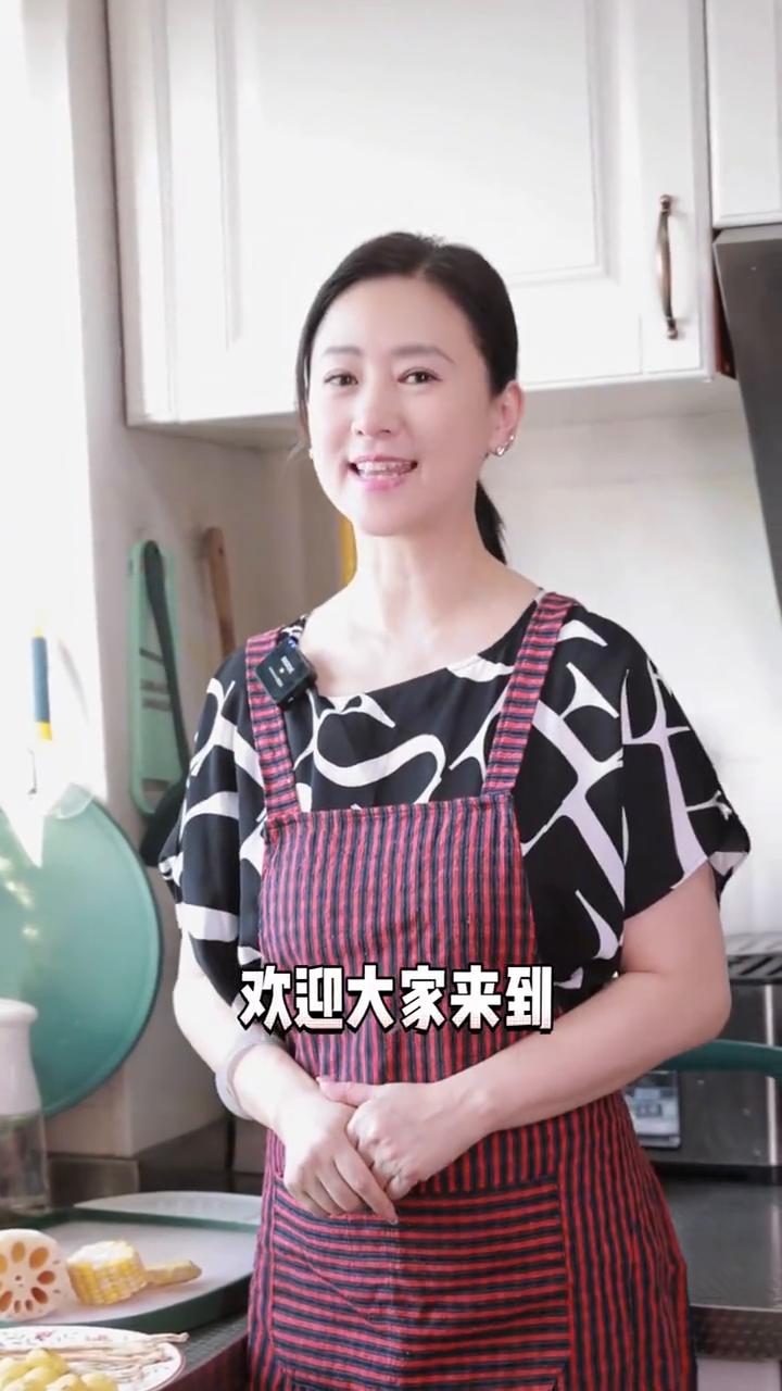 哈喽大家好，欢迎大家来到红姐的私房菜。我是香港人、广东人，所以对煲汤这一块也是非
