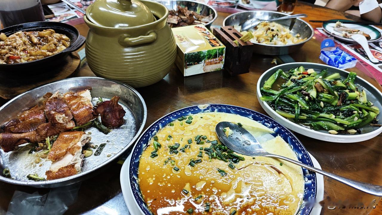 帽峰山脚烧鸡烧排骨，差不多5年没吃，今天上山，以前上帽峰山的土路完已全不认得，是
