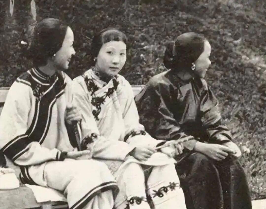 当时浙江乡下牙疼没人看，生孩子没大夫来，连胎盘都被药商收走卖钱。
“爬龟妇”这名