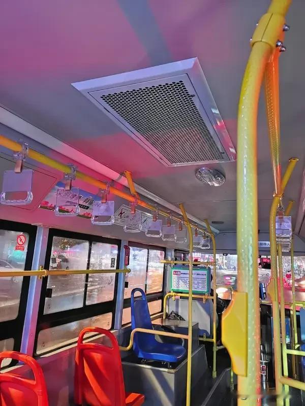 公交车有暖风却不开，这事儿真让人无语。现在天这么冷，坐公交跟在外面冻着没啥两样。