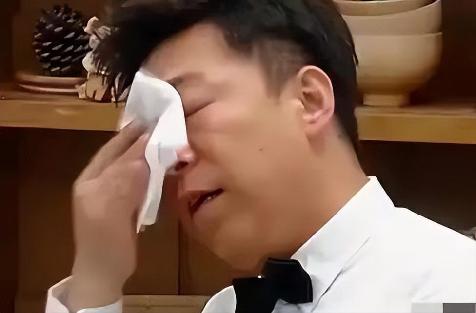 百亿影帝黄渤，把亲父送进养老院，主持人问他：“您年收入过亿，为什么把老年痴呆的父