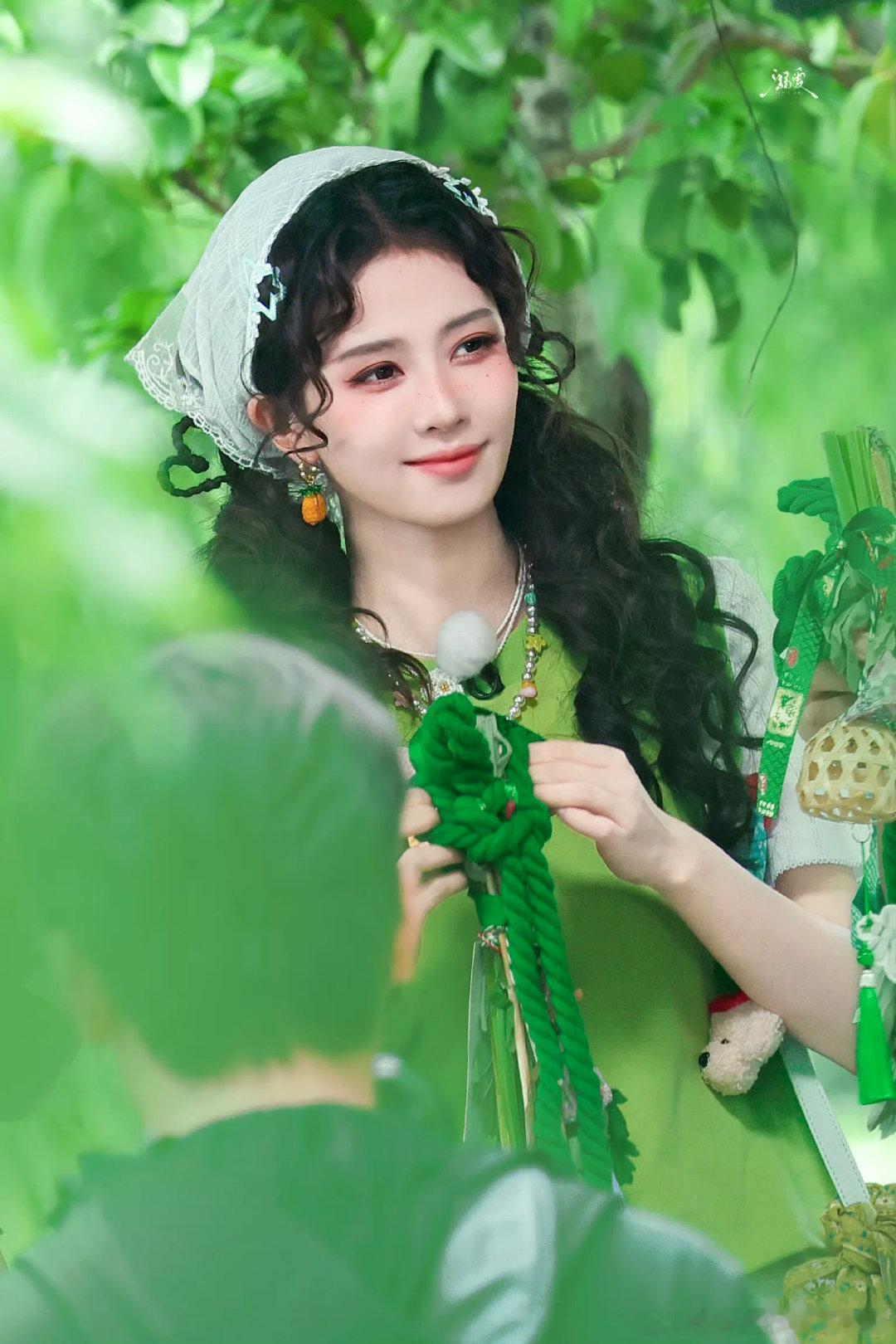 白鹿包粽子白鹿包粽子路透 原来今天白鹿扎着头巾，一身多巴胺绿衣，是去包粽子了，所