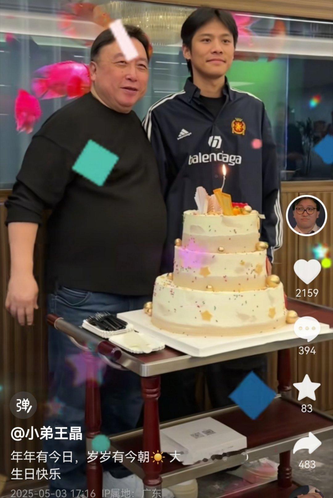 疯狂小杨哥露面从小杨哥现身王晶生日会可以看出，他或许在为复出做准备。一方面，王晶