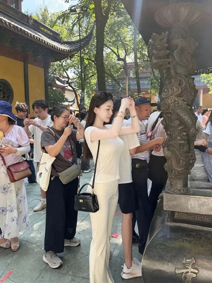 这么漂亮的女孩都需要来求姻缘吗? 