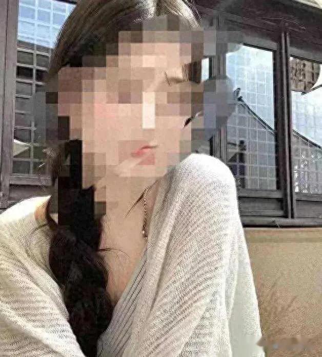 近日，一组女大学生与金融老板的聊天记录曝光，在网上引起广泛关注和评论。在这些聊天