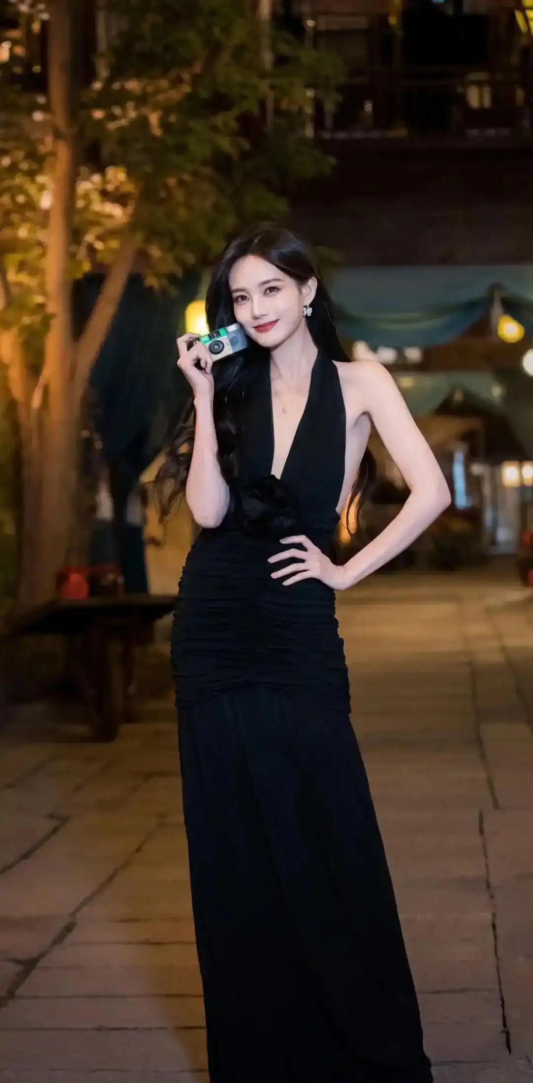 夜晚街拍，黑裙美女，复古相机，优雅姿态分享一下你随手拍下的照片