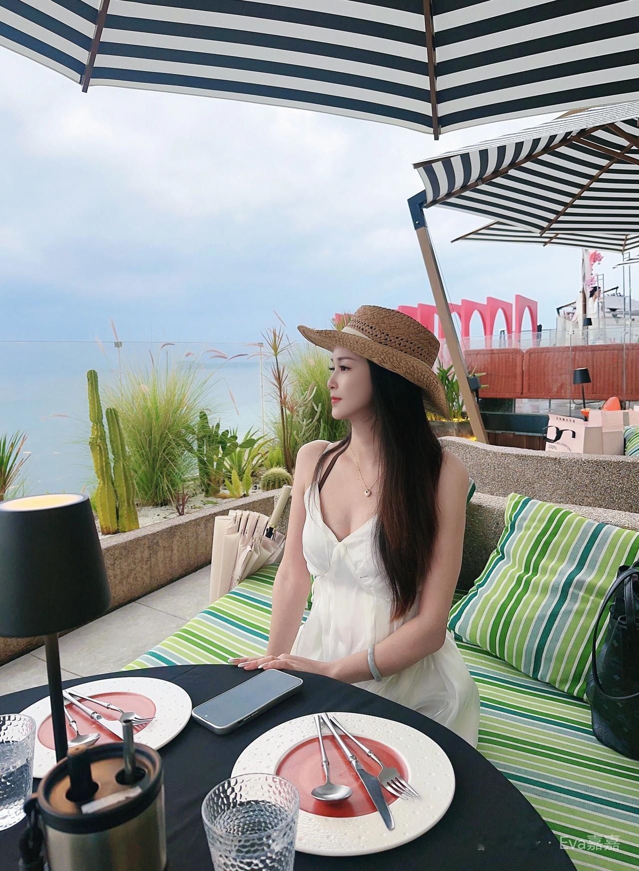 海边度假的美好时光，阳光、沙滩和美食相伴。